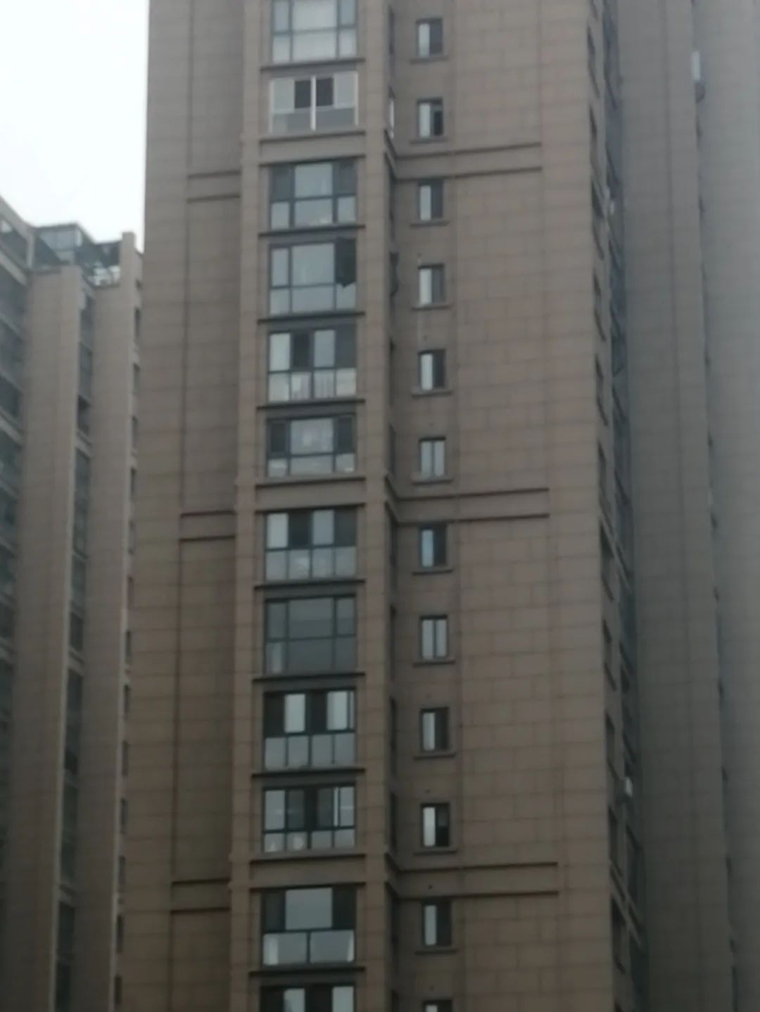 最近，紫金城小区业主很闹心，“恒温”小区不恒温