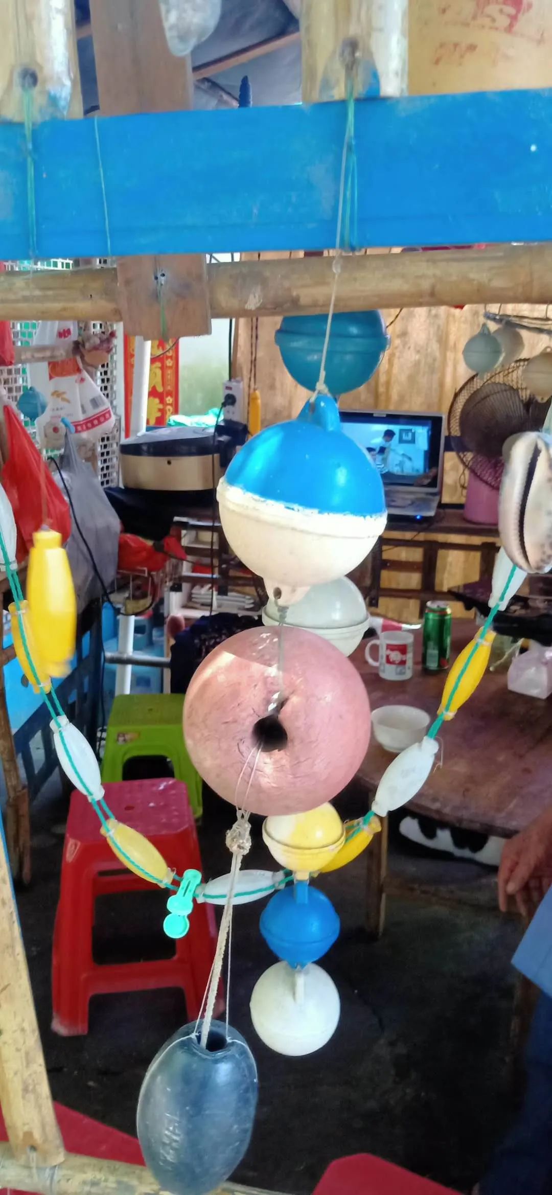 在海边捡回废旧边角料，他竟在涠洲岛搭出一间“疍家棚”！