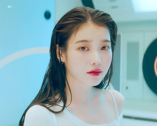 iu李知恩跳舞火的视频daybyday,iu李知恩歌曲blueming完整版在哪听