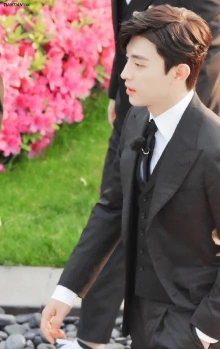 张子枫快跟邓伦学学户外“防黑”秘籍吧