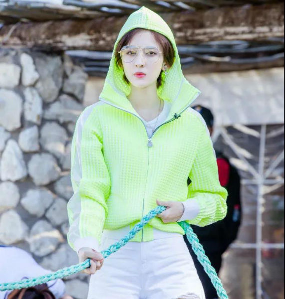 张子枫快跟邓伦学学户外“防黑”秘籍吧