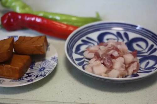 豆瓣酱豆干的做法,肉丁豆干炒酱家常做法