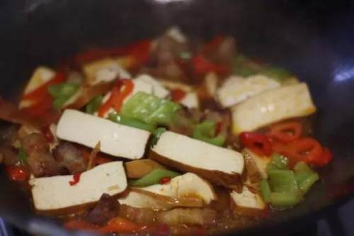 豆瓣酱豆干的做法,肉丁豆干炒酱家常做法