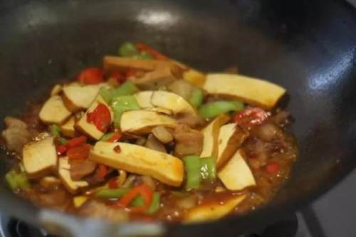 豆瓣酱豆干的做法,肉丁豆干炒酱家常做法