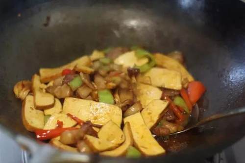 豆瓣酱豆干的做法,肉丁豆干炒酱家常做法