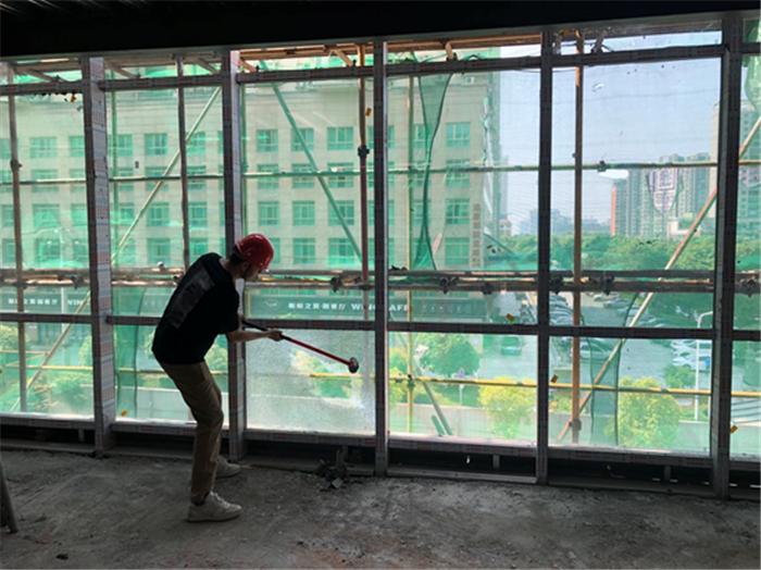 衡阳某楼盘价值百万的玻璃幕墙被砸，背后的真相令人震惊
