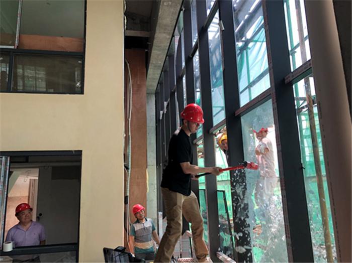 衡阳某楼盘价值百万的玻璃幕墙被砸，背后的真相令人震惊