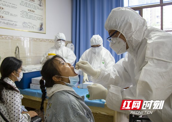 党徽在防控一线熠熠生辉,党徽在防控疫情一线闪闪发光