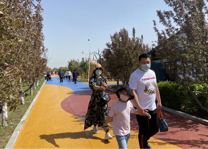 带着妈妈出游景区迎客流小高峰