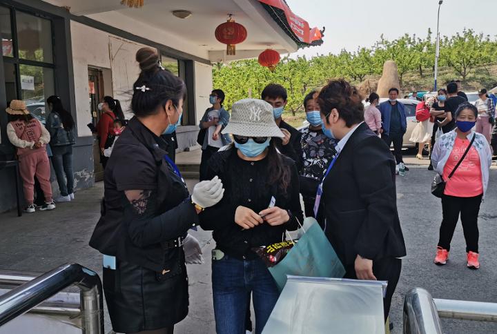 带着妈妈出游景区迎客流小高峰