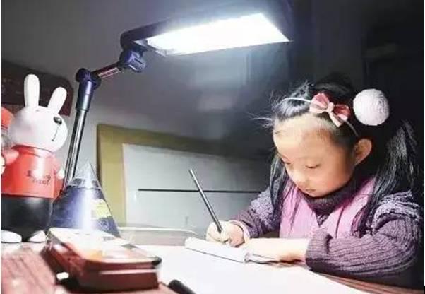 孩子的学习桌椅怎么选,学生学习课桌椅怎么选