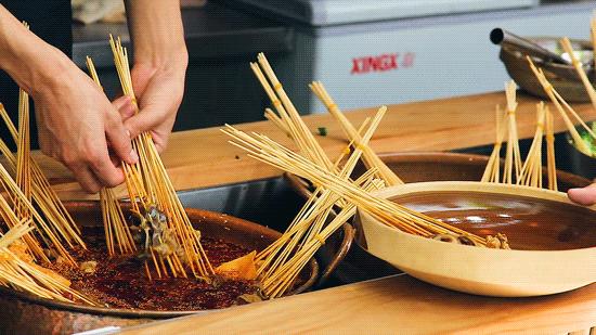 开门就排队的茶饮店,开门就排队的烧烤大鹏