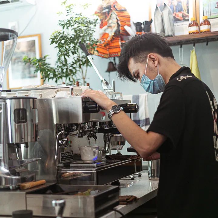 开门就排队的茶饮店,开门就排队的烧烤大鹏