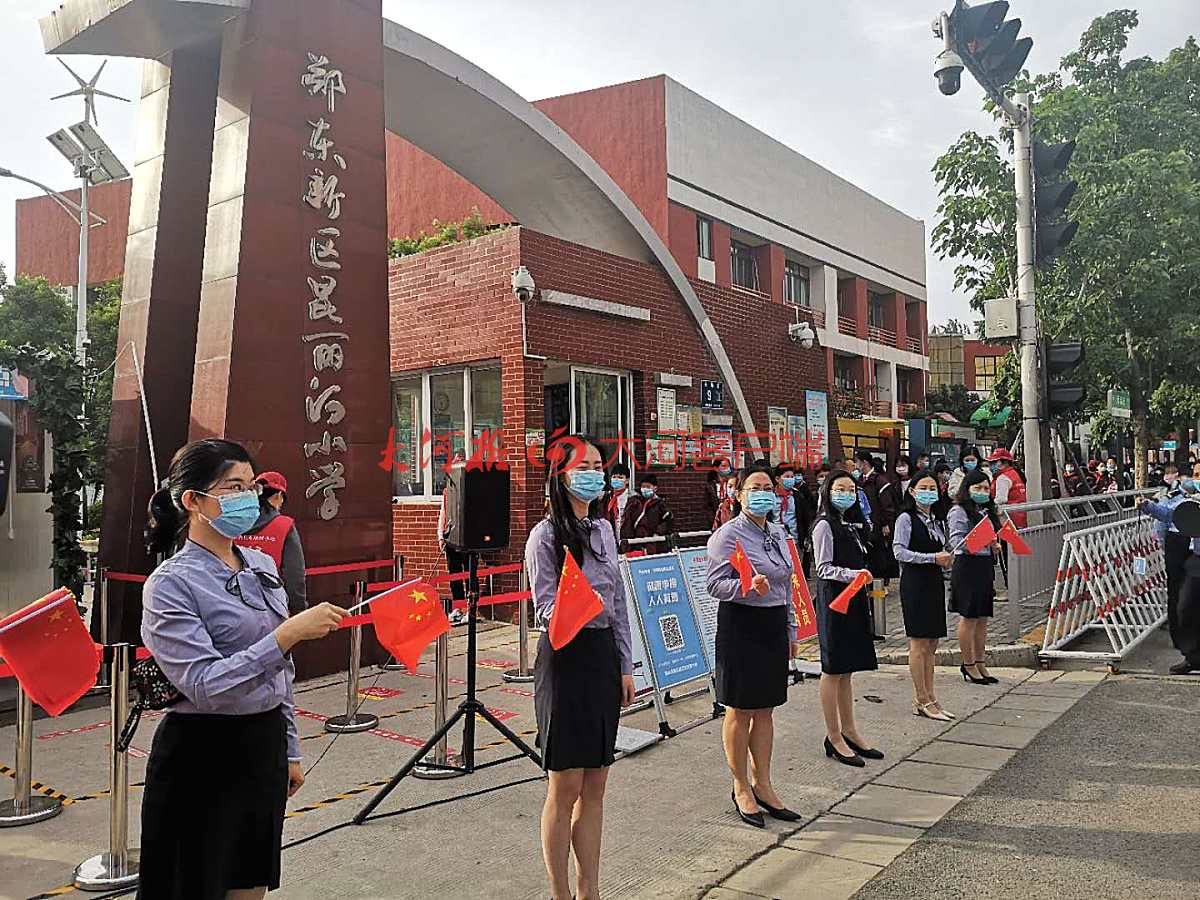 手持国旗小学生,小学生拿中国旗入场