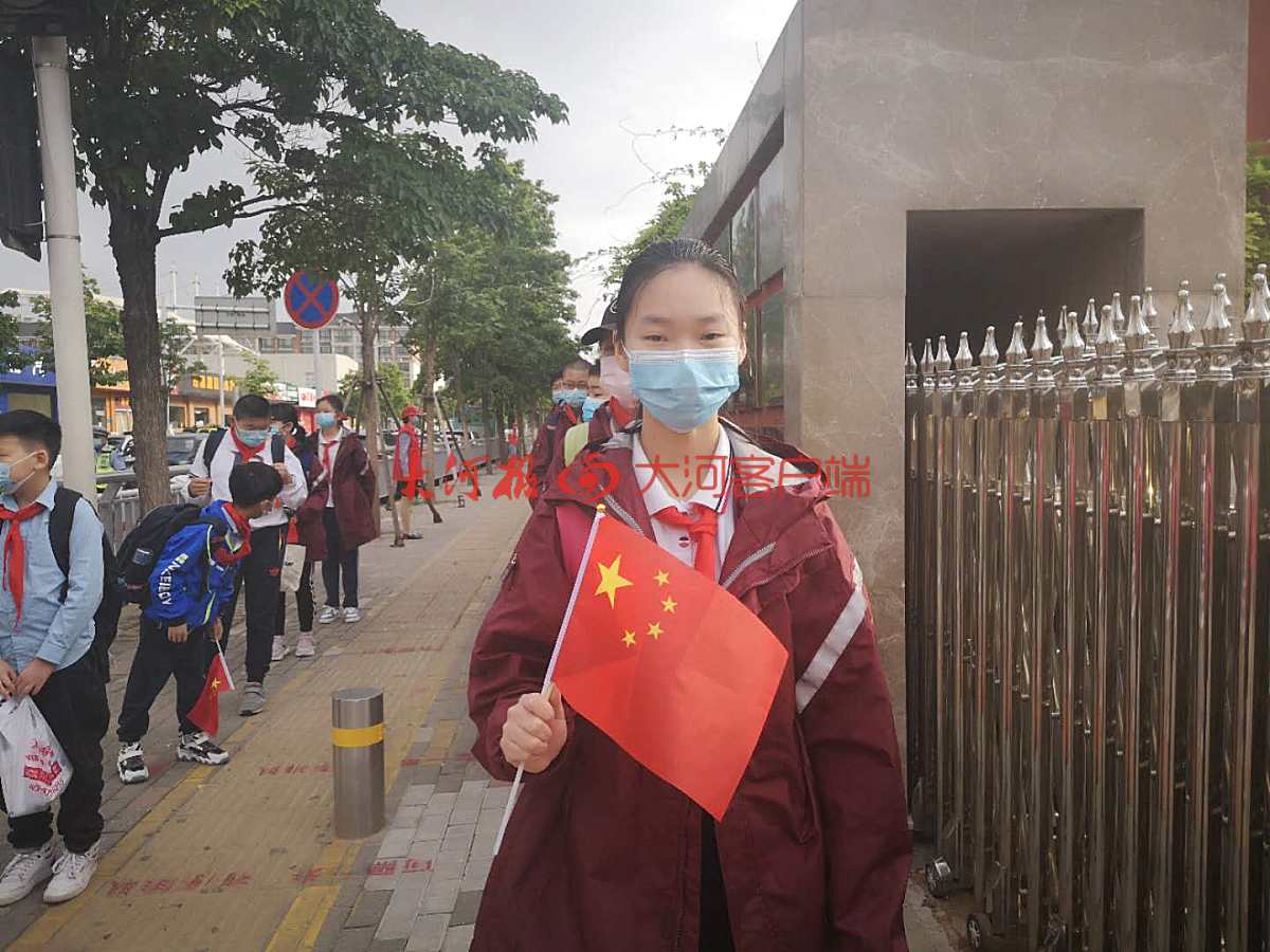 手持国旗小学生,小学生拿中国旗入场