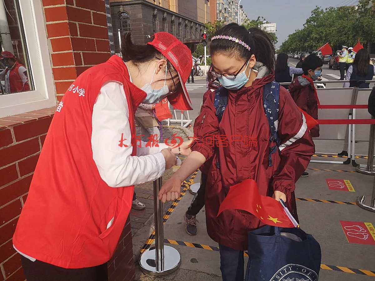 手持国旗小学生,小学生拿中国旗入场