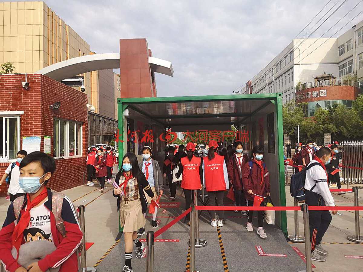 手持国旗小学生,小学生拿中国旗入场