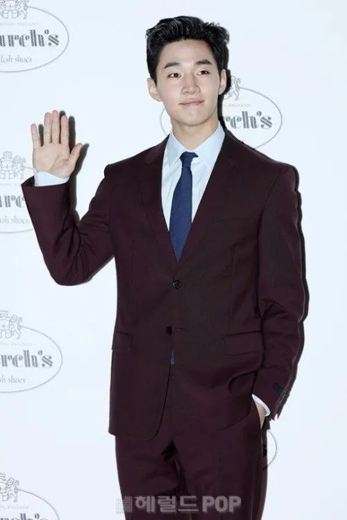 东方神起SuperJunior合流“BeyondLIVE”；郑容和19日发新单曲《Wouldyoumarryme?》