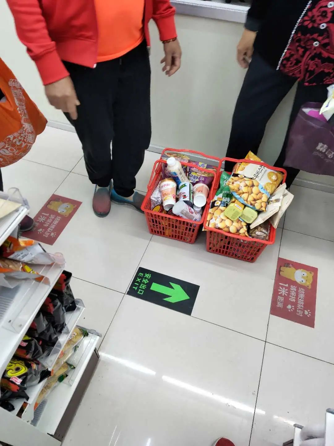 探访北京全时:全场6折引大妈疯抢,店员刚知停业安排