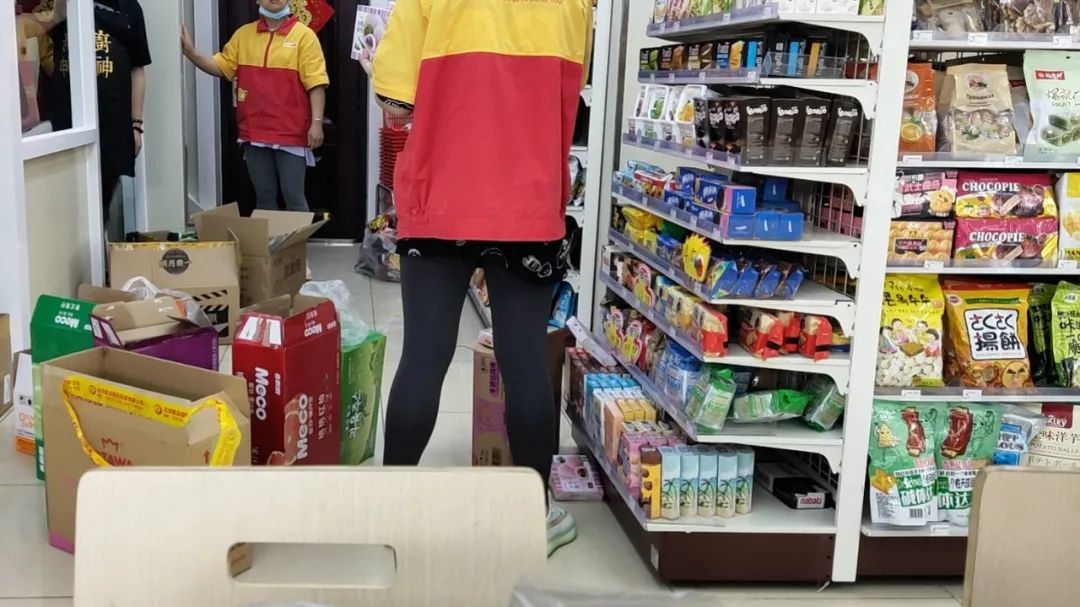 探访北京全时:全场6折引大妈疯抢,店员刚知停业安排