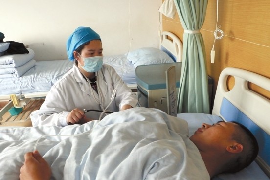 警医在疫情期间坚守岗位,医护人员警察消防员军人