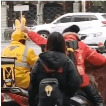 一个大男人被夸可爱！杭州外卖小哥萌翻网友：大家都爱摸我耳朵