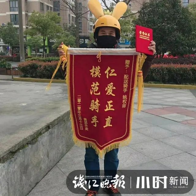 一个大男人被夸可爱！杭州外卖小哥萌翻网友：大家都爱摸我耳朵