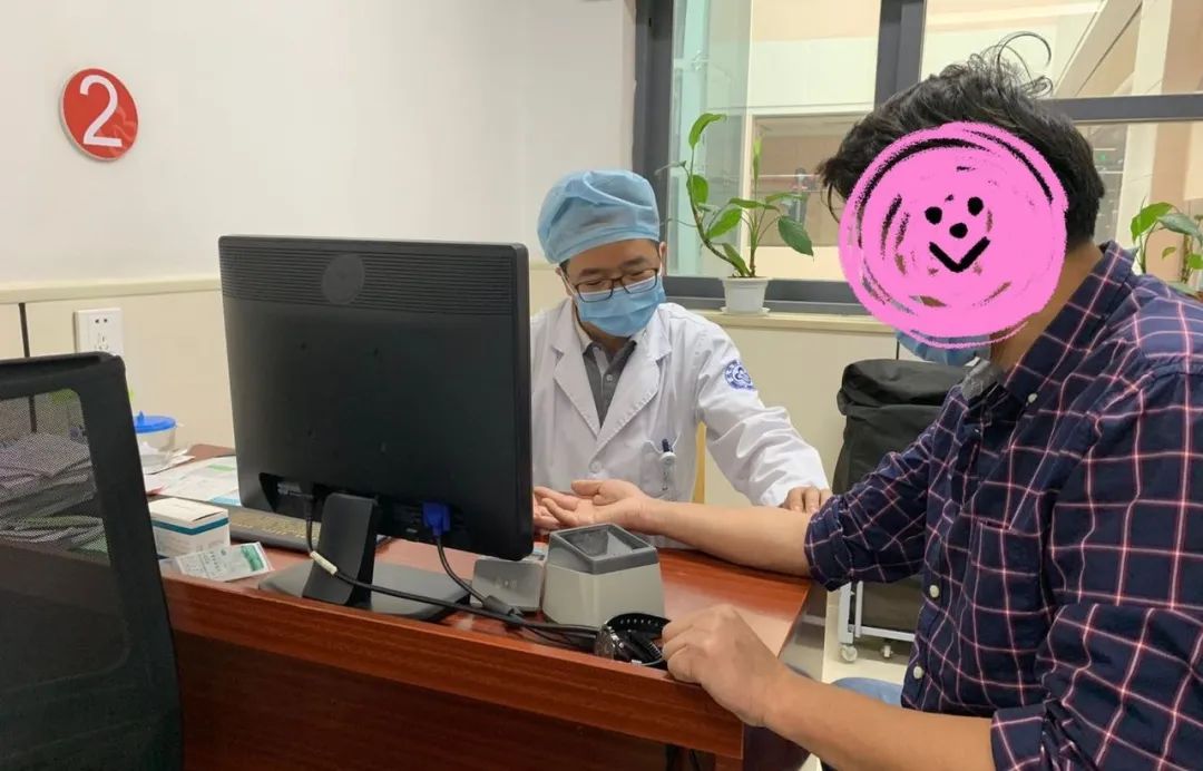 女子一觉醒来竟然毁容了,一觉醒来脸肿得很严重