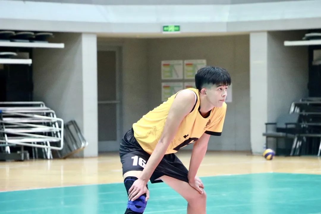 尼龙校草｜你的夏日运动场，就差这位复旦排球队帅哥朱启航了