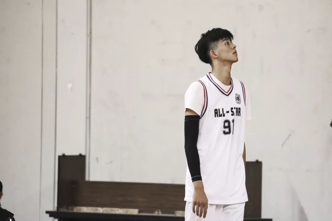 尼龙校草｜你的夏日运动场，就差这位复旦排球队帅哥朱启航了