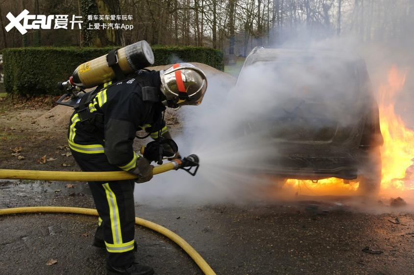行车中突遇车辆自燃正确处理方式,车辆自燃的正确处理方法