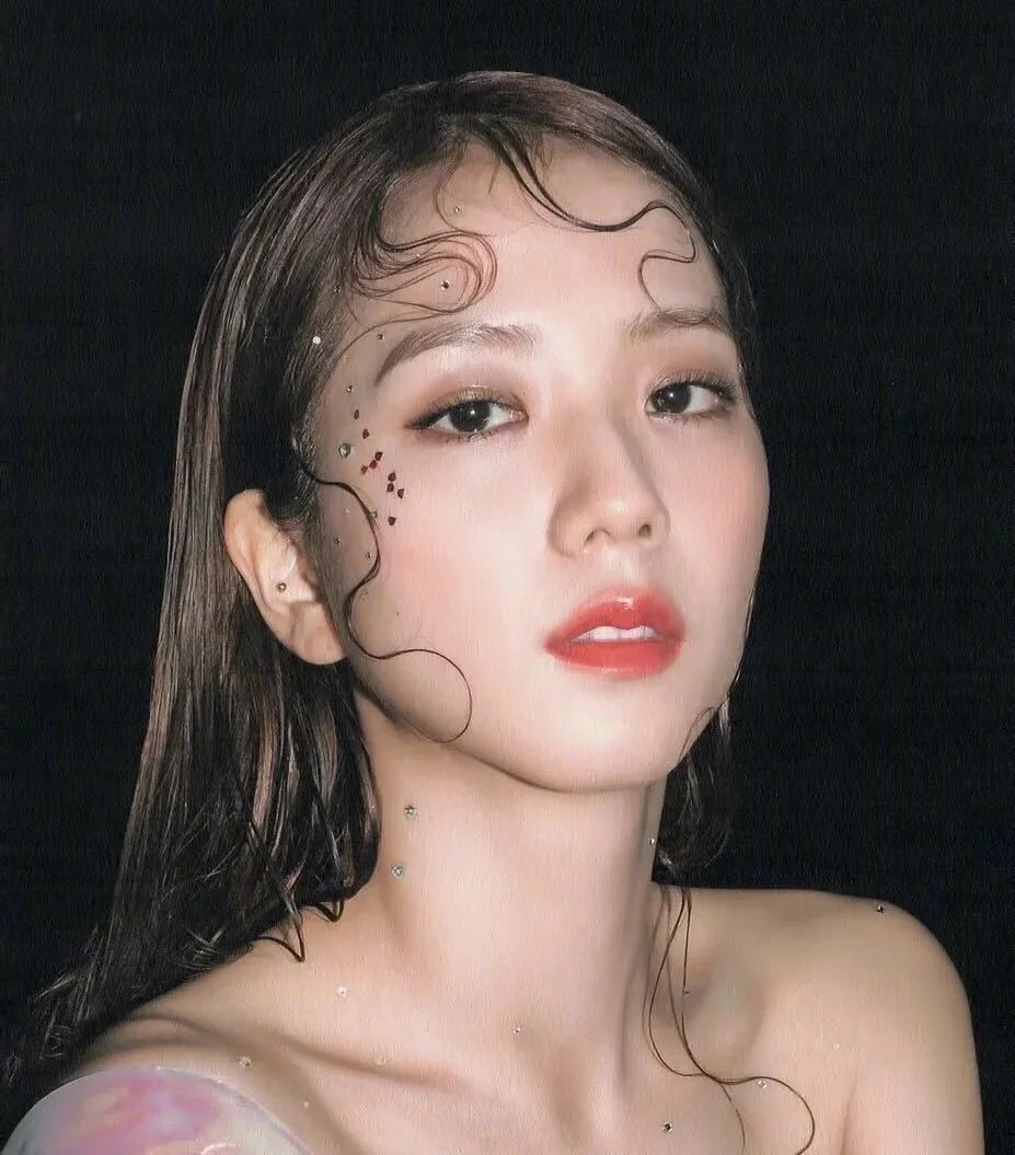 种草鹅｜今年配小裙子最好看的“玻璃唇”来了