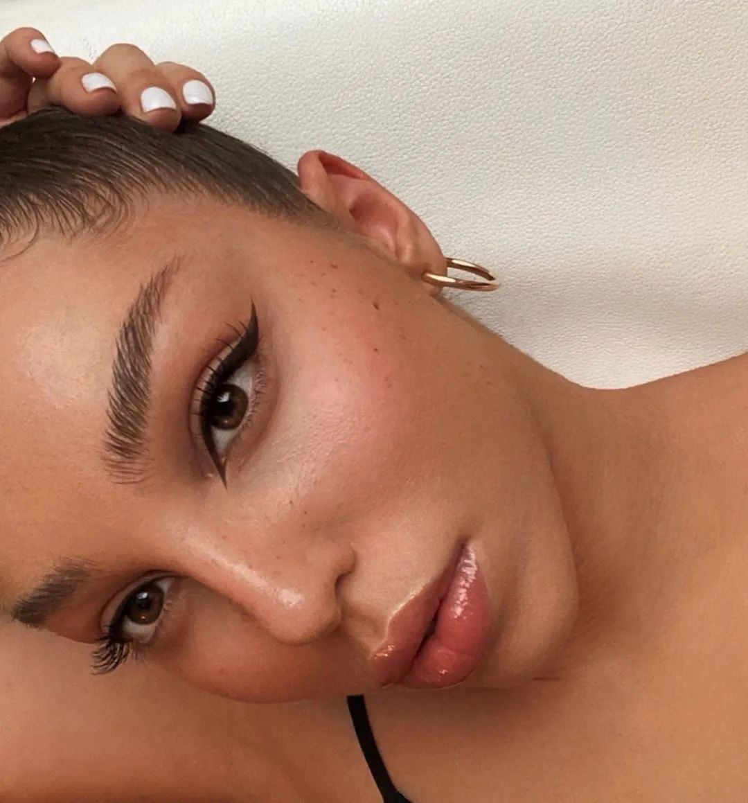 种草鹅｜今年配小裙子最好看的“玻璃唇”来了