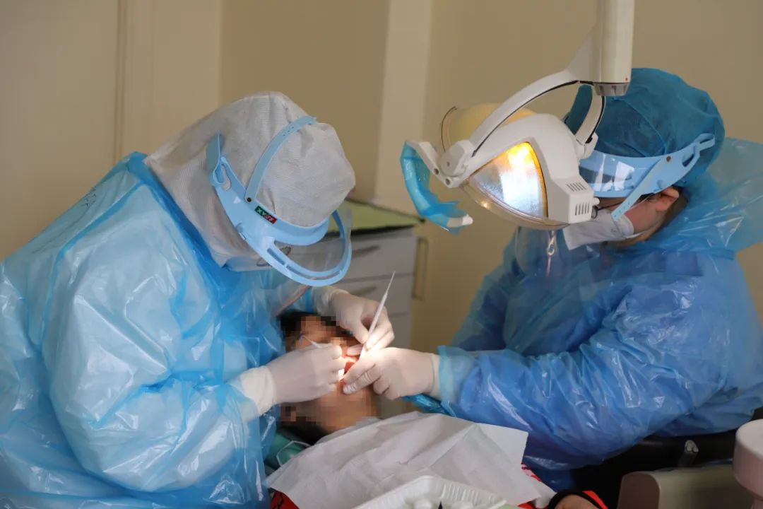 一岁小孩磕断两颗门牙有啥说法吗,两小孩无意碰撞牙齿磕断