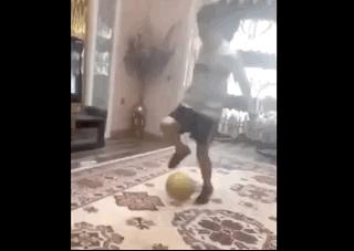 鐤儏闃村奖绗肩僵涓嬬殑瓒崇悆,鐤儏瓒崇悆