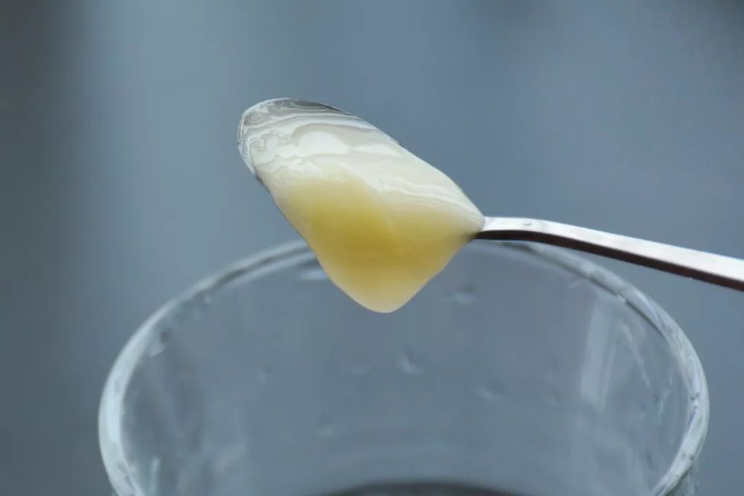 香到舔杯,状似奶油的椴树雪蜜条,是我吃过最好的蜂蜜