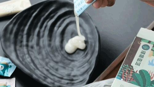 香到舔杯,状似奶油的椴树雪蜜条,是我吃过最好的蜂蜜