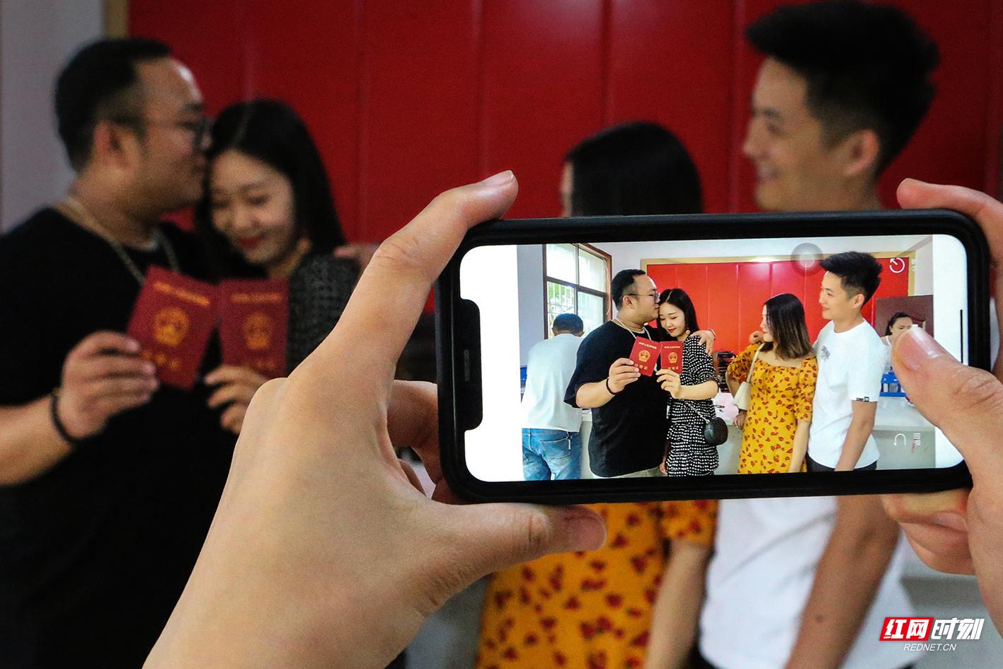 “520”“我爱你”临武县152对新人结婚登记