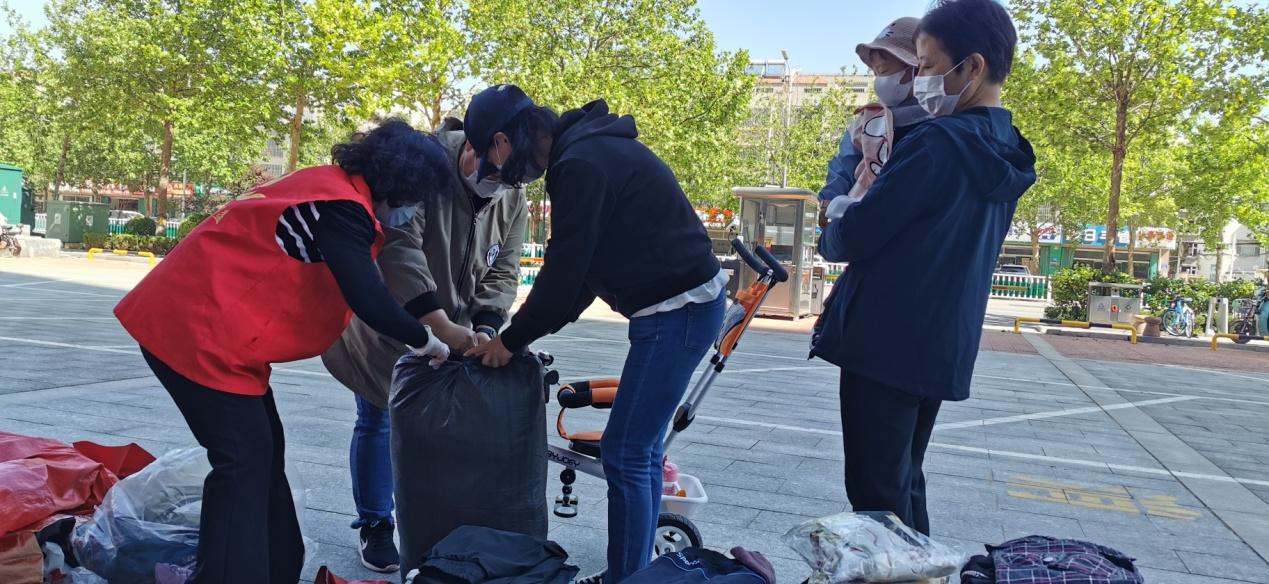 北海路街道十里堡社区开展衣物捐赠爱心活动