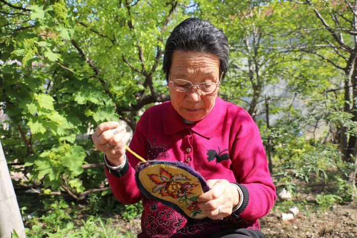 一针一线总是情！无棣一“闲不住奶奶”手工缝制近千双鞋垫送乡邻