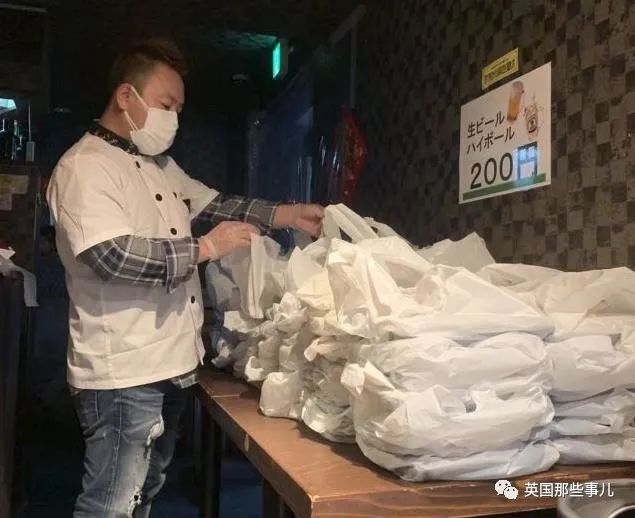 东北大叔在疫情期间吃饭,辽宁大叔每天发放500份免费便当