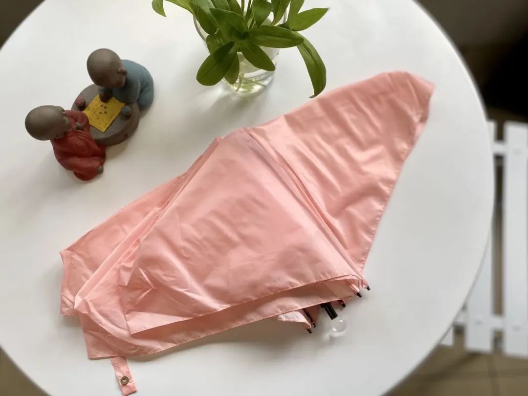 绍兴外贸企业库存2万多把“羽毛伞”，重量比两只口红还轻，在日本卖得很火，今起以三折的价格试水国内市场