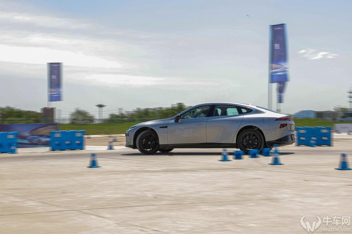 小鹏p7续航700km电动汽车真实续航,小鹏p7后驱版动力够不够用