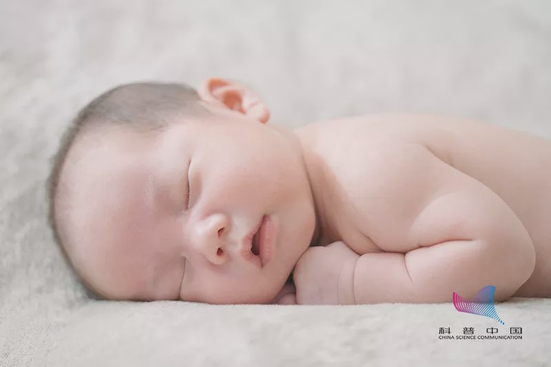 新生儿身上有淤青是胎记吗,新生儿身上好多淤青什么引起的