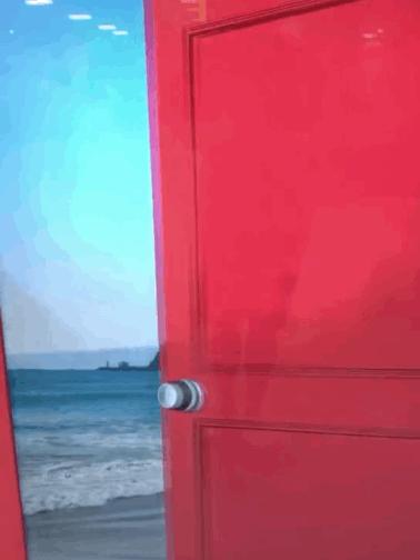 刚刚开学半个月，下沙大学城又下“重磅*弹炸**”！进圈就能9元畅吃美食，还能体验穿梭时空的任意门