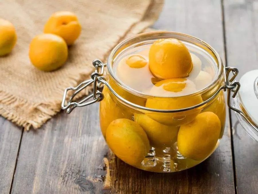 浙江一小区里随处可见的这东西，店里卖到15.8元一斤！居民随便捡