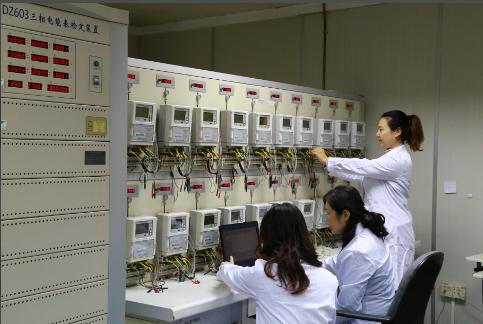 家里总电闸关掉电表数字还在跳,把总闸关掉电表还在闪正常吗