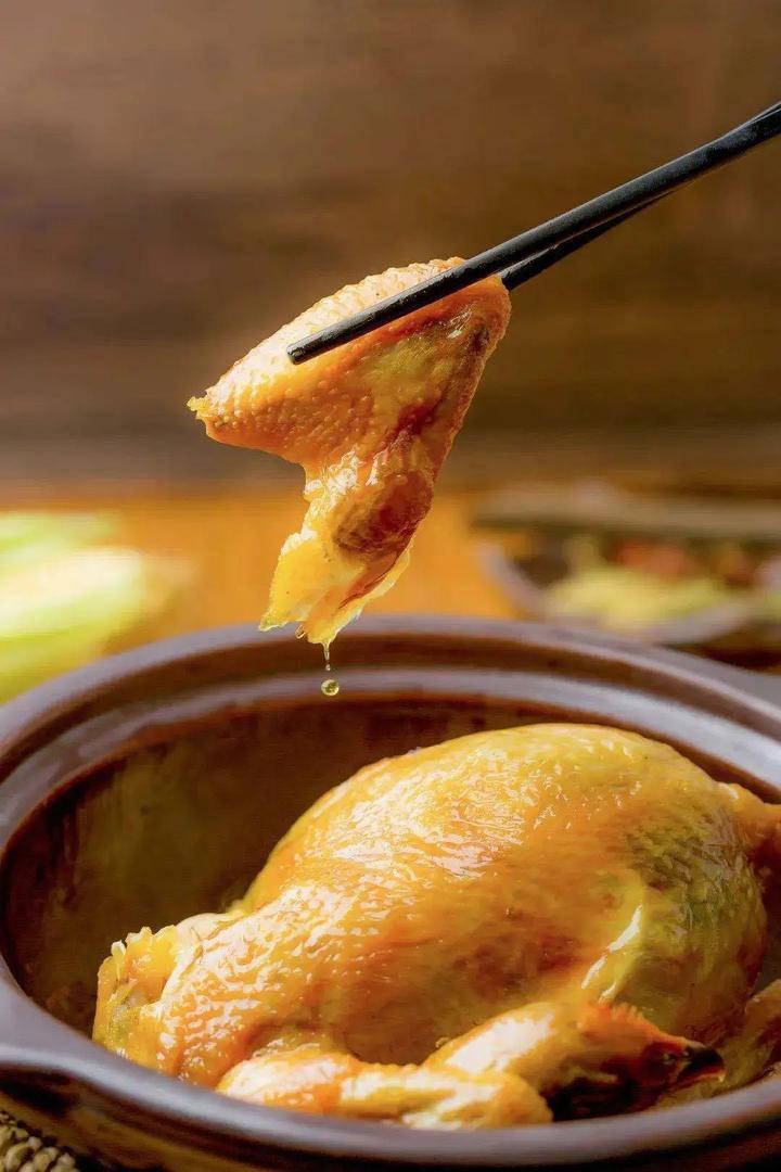 刚刚开学半个月，下沙大学城又下“重磅*弹炸**”！进圈就能9元畅吃美食，还能体验穿梭时空的任意门