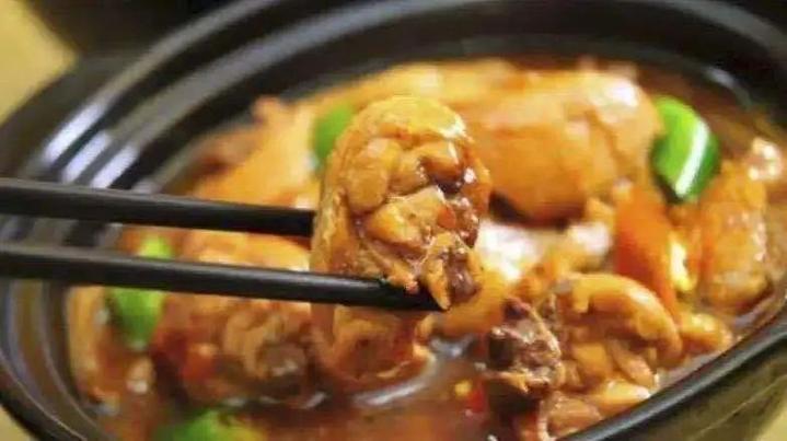 刚刚开学半个月，下沙大学城又下“重磅*弹炸**”！进圈就能9元畅吃美食，还能体验穿梭时空的任意门