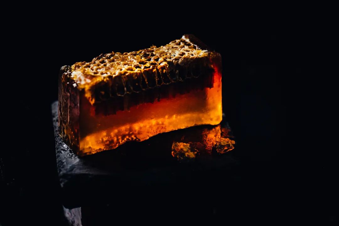 北欧拉脱维亚人将古龙香水、蜂巢塞进香皂...一块从头洗到脚，干净省事